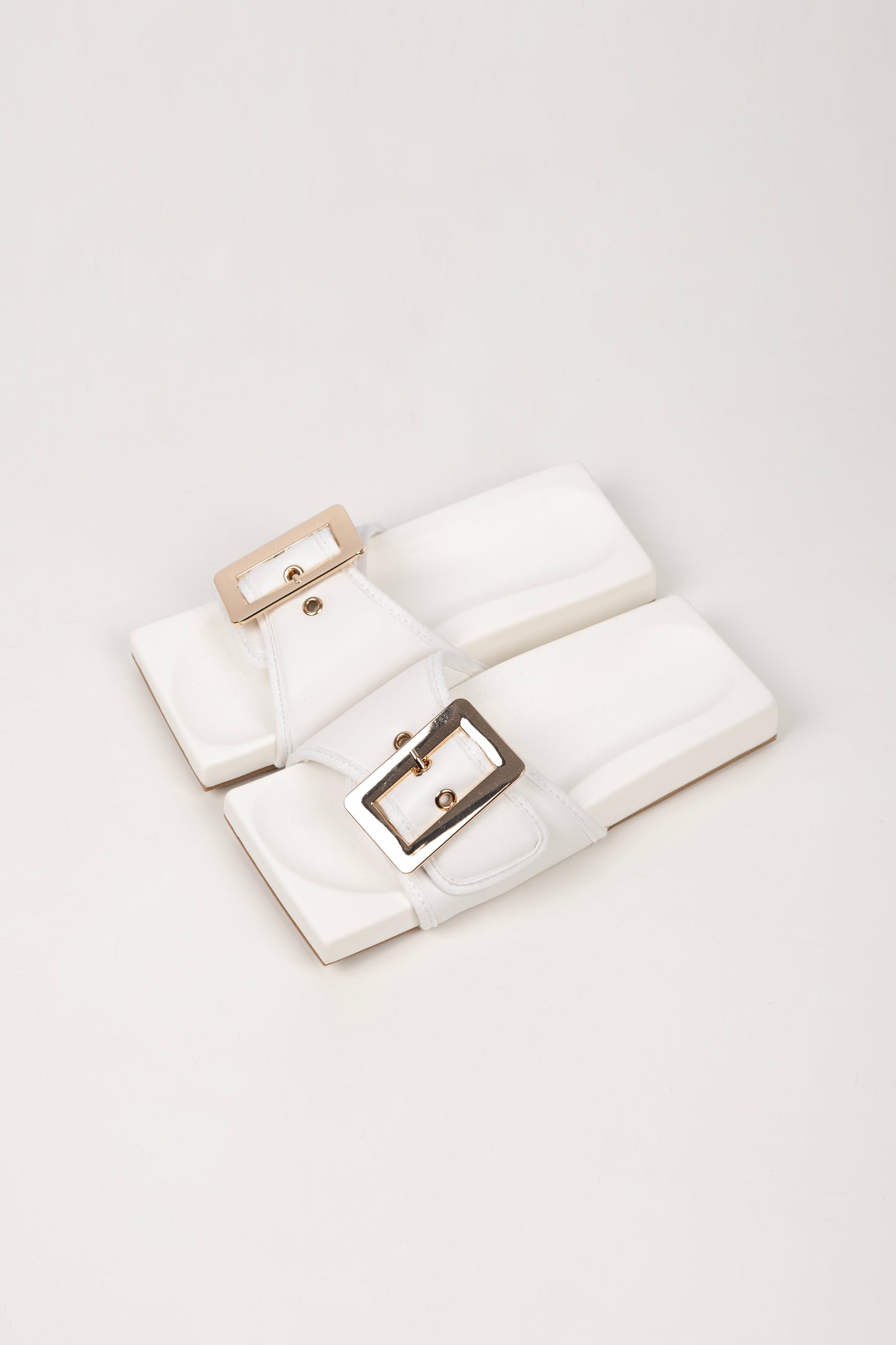 N E O European Square Simple At Mosphere Flat Shoes