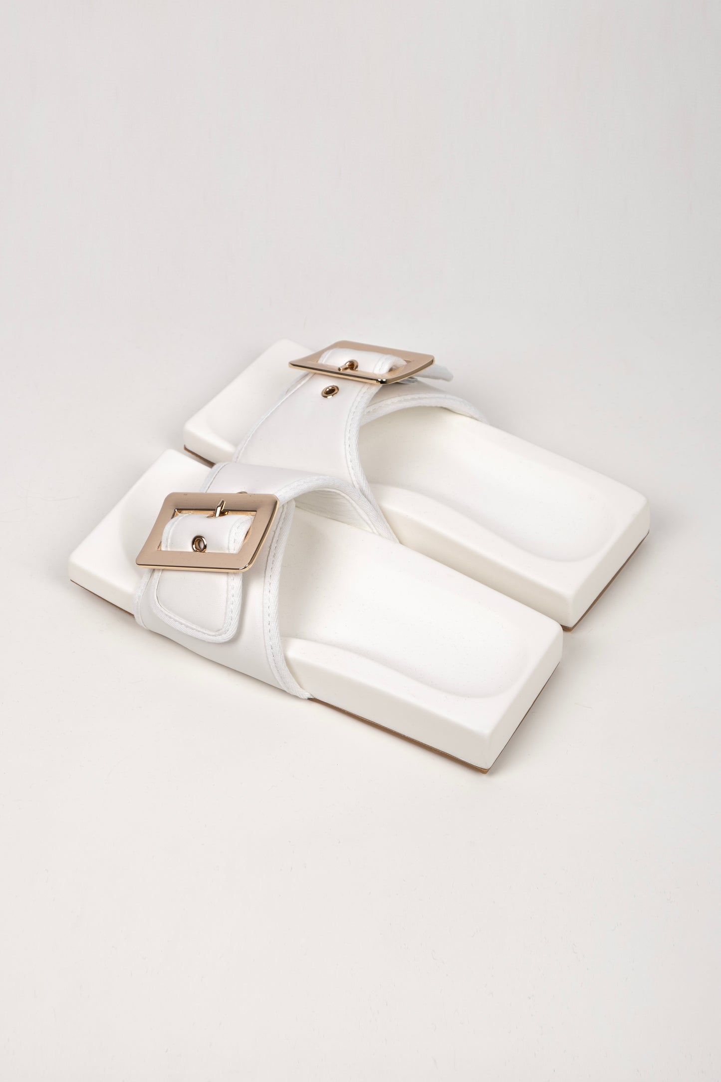 N E O European Square Simple At Mosphere Flat Shoes